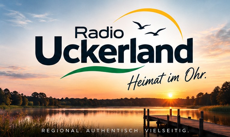 Sonnenuntergang über einem See in der Uckermark, im Vordergrund ein hölzerner Steg.